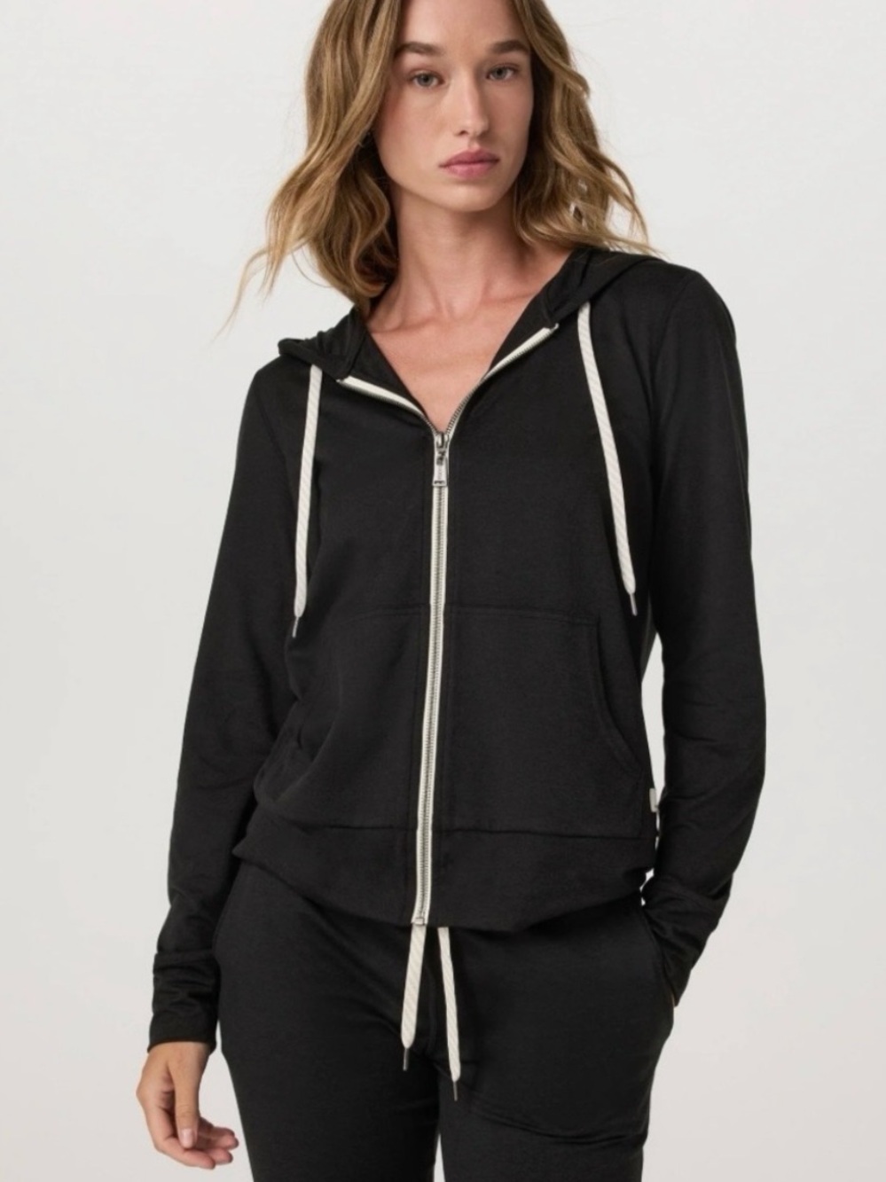 Vuori Black Halo Performance Hoodie 2.0
zip with drawstrings